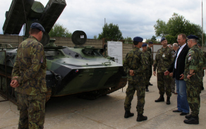 Během prohlídky protiletadlového raketového kompletu S-10M.